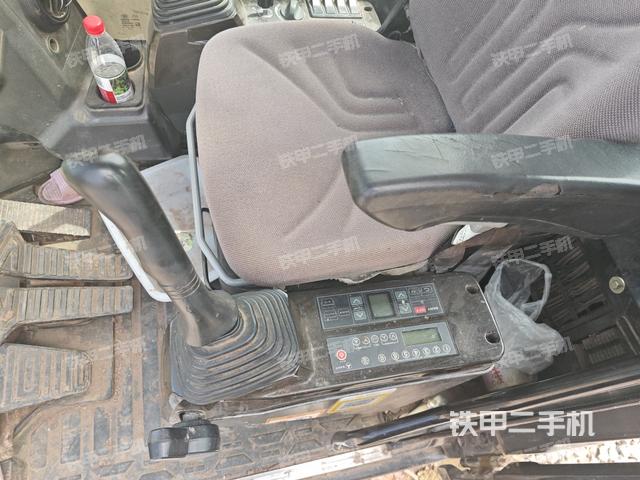 座椅左侧控制台/音响/含左手柄(驾驶室部分) 座椅左侧控制台/音响/含左手柄(驾驶室部分)