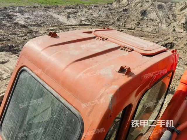 駕駛室頂部(整機(jī)外觀) 駕駛室頂部(整機(jī)外觀)