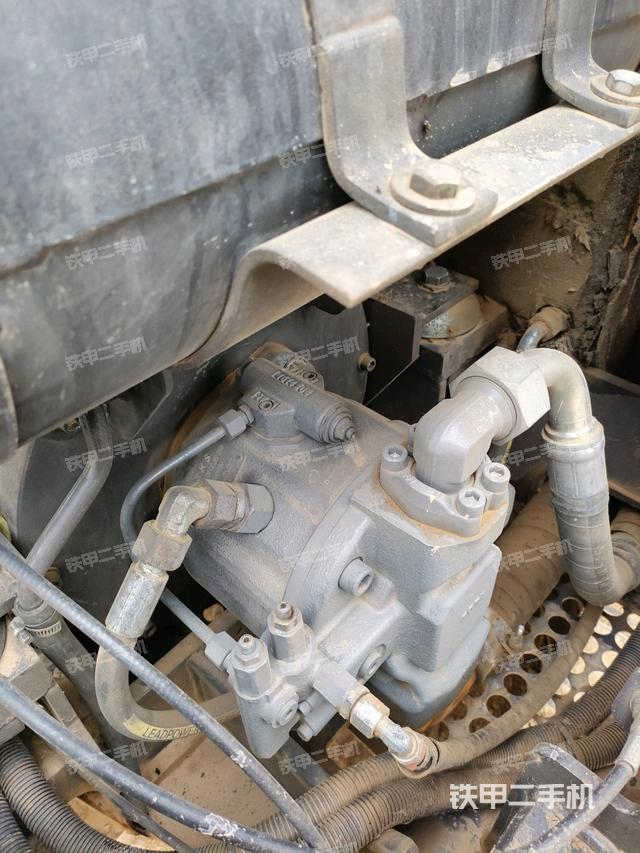 液壓泵艙室正面整體(整機外觀) 液壓泵艙室正面整體(整機外觀)