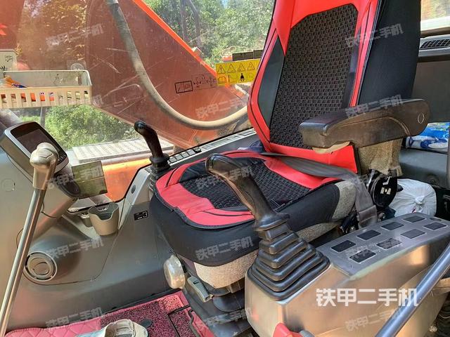 駕駛室整體(整機外觀) 駕駛室整體(整機外觀)