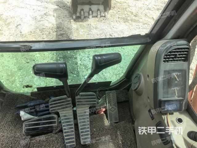 行走控制手柄和踏板?俯拍(駕駛室部分) 行走控制手柄和踏板?俯拍(駕駛室部分)