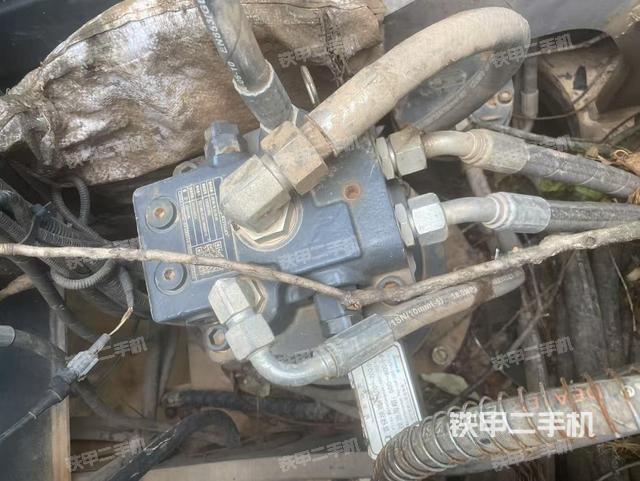 回轉(zhuǎn)馬達和主控閥(整機外觀) 回轉(zhuǎn)馬達和主控閥(整機外觀)