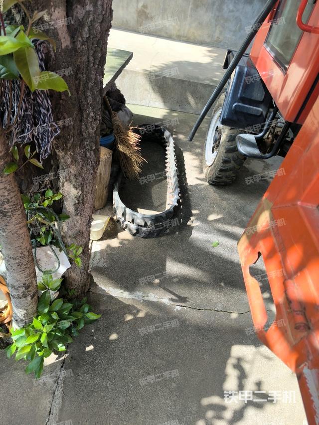 駕駛室整體(整機(jī)外觀) 駕駛室整體(整機(jī)外觀)
