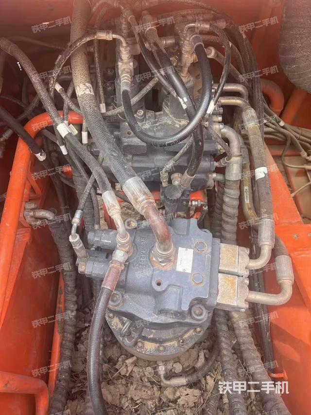 回轉(zhuǎn)馬達(dá)和主控閥（整機(jī)外觀）