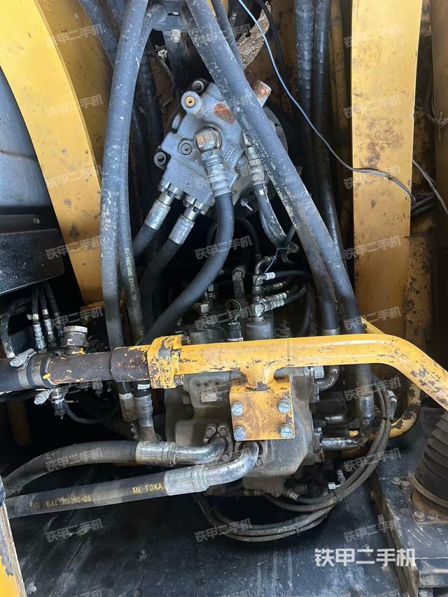 回转马达和主控阀（整机外观）