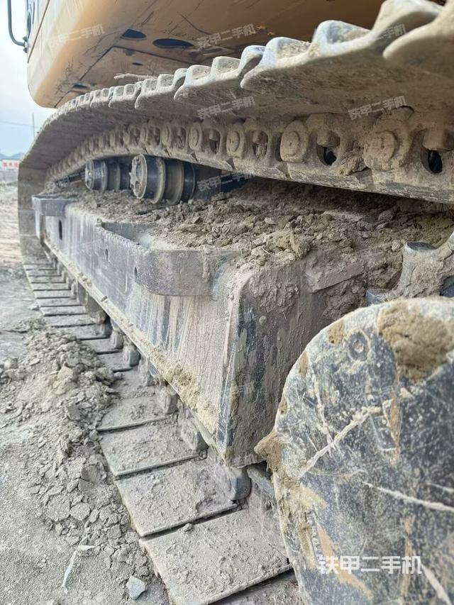 单侧履带整体(整机外观) 单侧履带整体(整机外观)