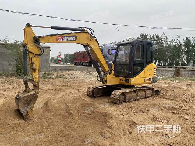 駕駛室整體(整機(jī)外觀) 駕駛室整體(整機(jī)外觀)
