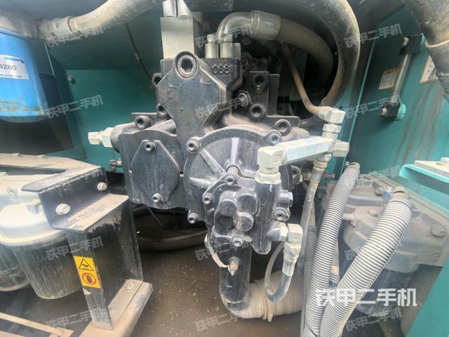 液壓泵艙室正面整體(整機外觀) 液壓泵艙室正面整體(整機外觀)