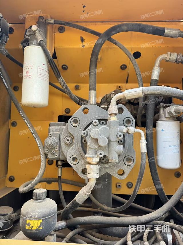液壓泵艙室正面整體(整機(jī)外觀) 液壓泵艙室正面整體(整機(jī)外觀)