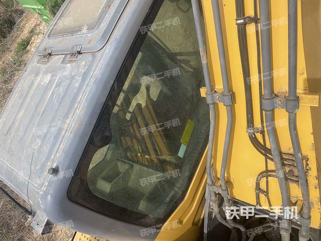 駕駛室頂部(整機(jī)外觀) 駕駛室頂部(整機(jī)外觀)