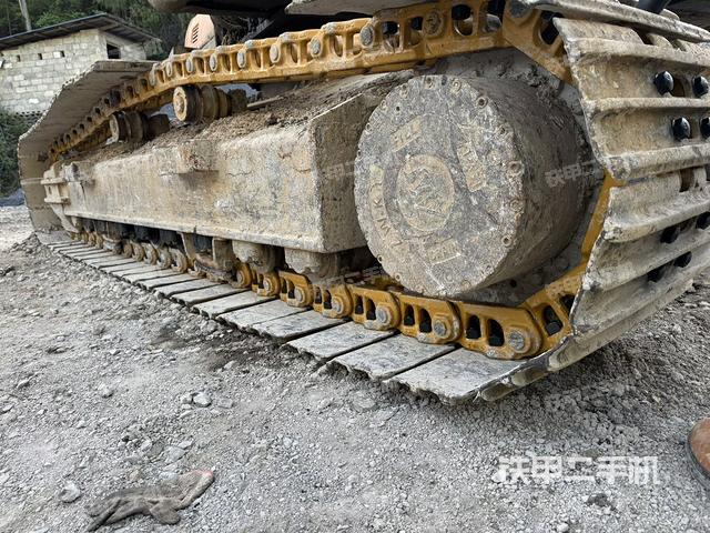 單側(cè)履帶整體(整機(jī)外觀) 單側(cè)履帶整體(整機(jī)外觀)
