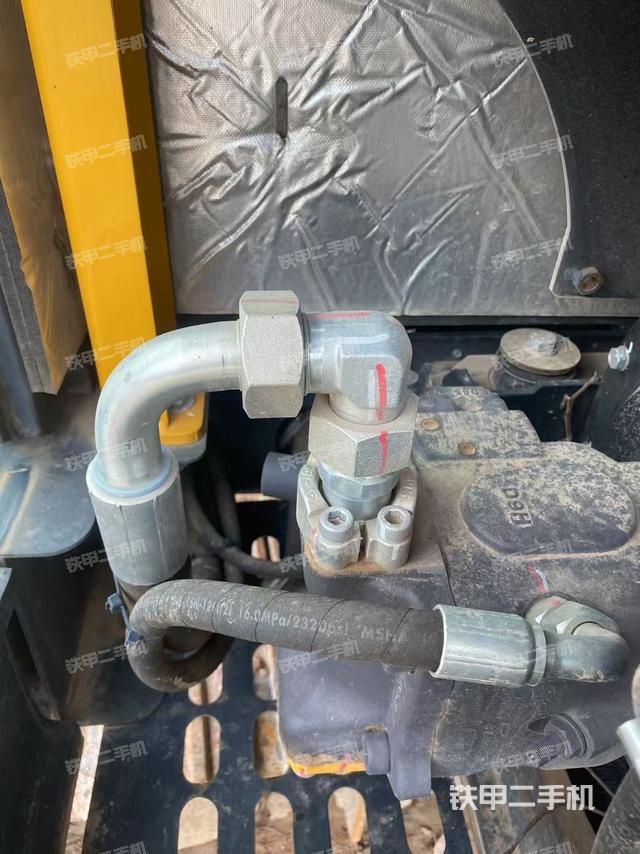 液压泵舱室正面整体(整机外观) 液压泵舱室正面整体(整机外观)