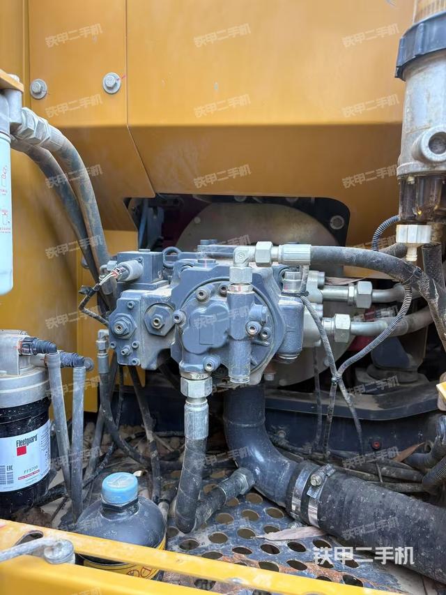 液壓泵艙室正面整體(整機外觀) 液壓泵艙室正面整體(整機外觀)