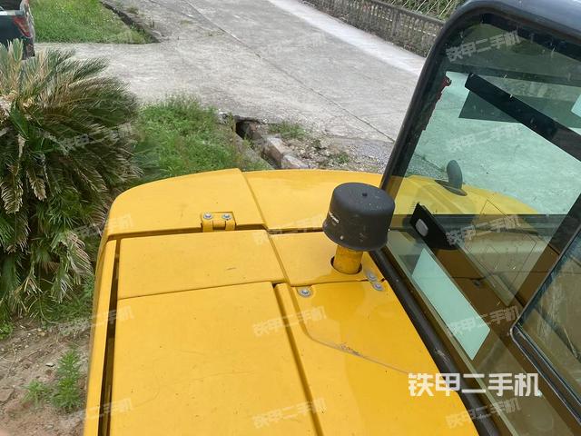 回转马达和主控阀(整机外观) 回转马达和主控阀(整机外观)