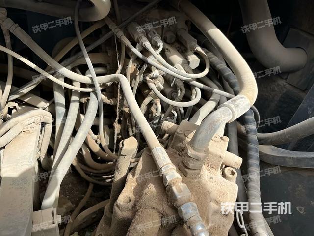 回转马达和主控阀(整机外观) 回转马达和主控阀(整机外观)