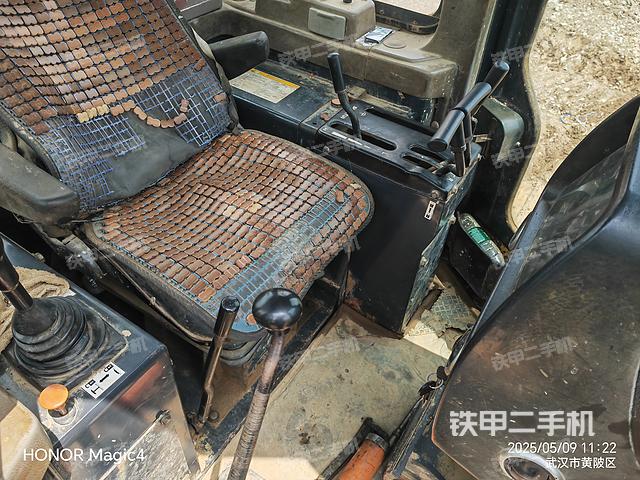 駕駛室操作臺(tái)(設(shè)備外觀及核心部件) 駕駛室操作臺(tái)(設(shè)備外觀及核心部件)