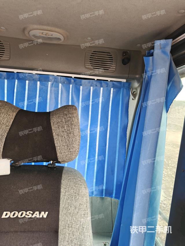 行走控制手柄和踏板 俯拍（驾驶室部分）