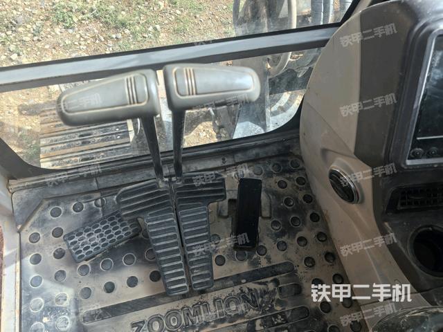 行走控制手柄和踏板?俯拍(駕駛室部分) 行走控制手柄和踏板?俯拍(駕駛室部分)