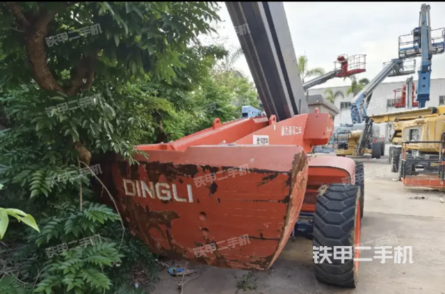 整機右側（設備外觀及核心部件）