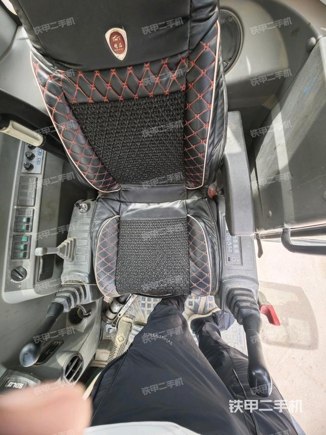 駕駛室整體(整機外觀) 駕駛室整體(整機外觀)