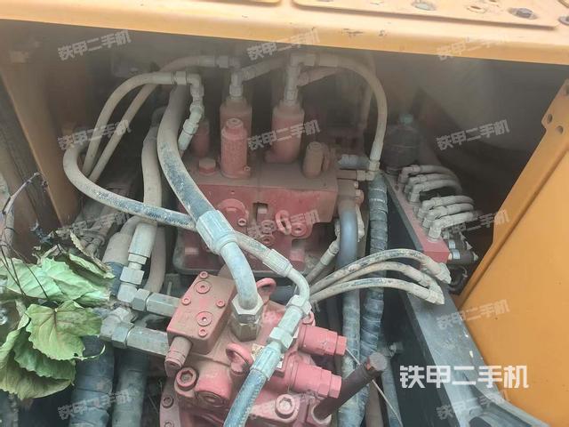 回轉(zhuǎn)馬達(dá)和主控閥(整機(jī)外觀) 回轉(zhuǎn)馬達(dá)和主控閥(整機(jī)外觀)