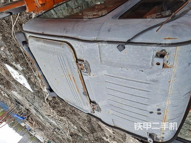 駕駛室頂部(整機(jī)外觀) 駕駛室頂部(整機(jī)外觀)