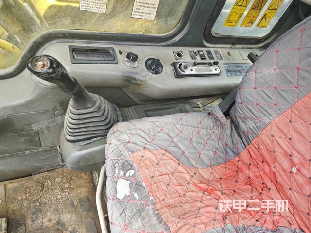 座椅右侧控制台/钥匙门/油门/含右手柄(驾驶室部分) 座椅右侧控制台/钥匙门/油门/含右手柄(驾驶室部分)