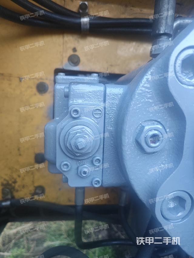 液压泵舱室正面整体(整机外观) 液压泵舱室正面整体(整机外观)