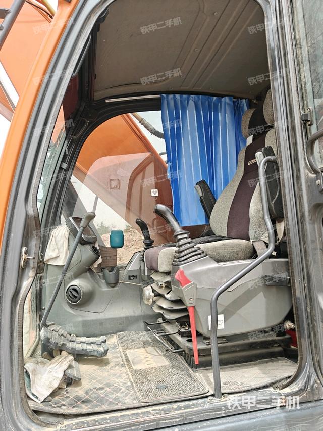 座椅左侧控制台/音响/含左手柄（驾驶室部分）