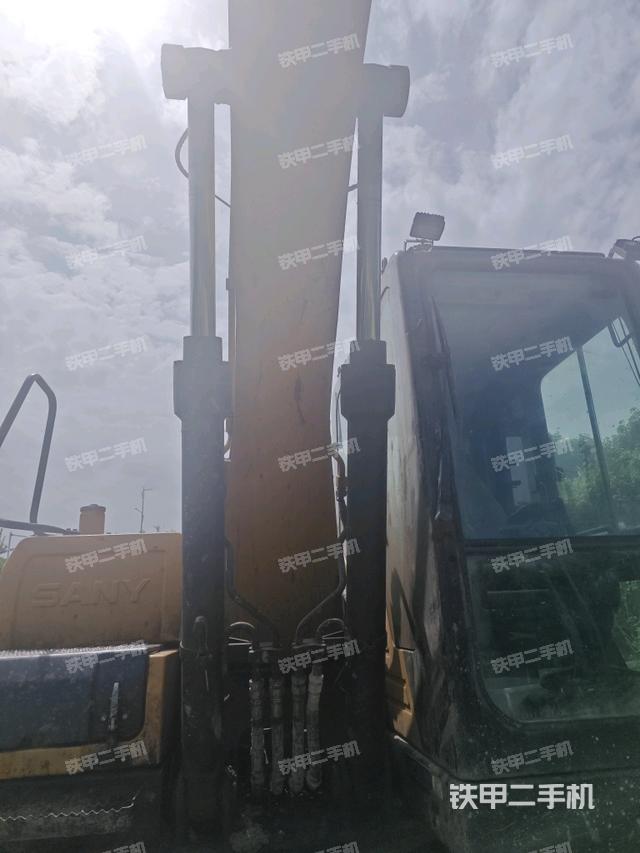 大臂油缸整体 竖拍(工作和回转装置) 大臂油缸整体 竖拍(工作和回转装置)