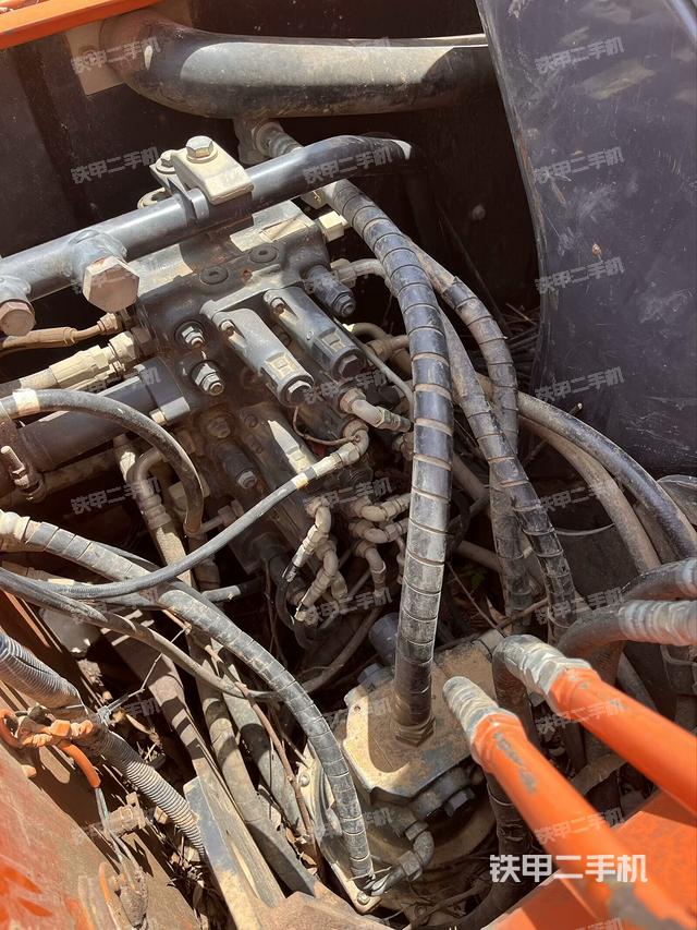 回转马达和主控阀(整机外观) 回转马达和主控阀(整机外观)