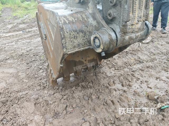 铲斗右后整体(工作和回转装置) 铲斗右后整体(工作和回转装置)