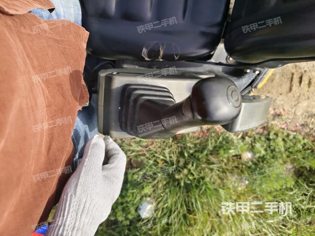 座椅左側(cè)控制臺(tái)/音響/含左手柄(駕駛室部分) 座椅左側(cè)控制臺(tái)/音響/含左手柄(駕駛室部分)