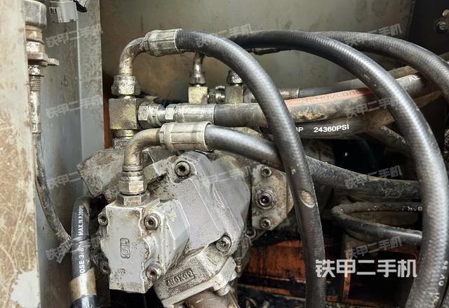 液压泵舱室正面整体(整机外观) 液压泵舱室正面整体(整机外观)