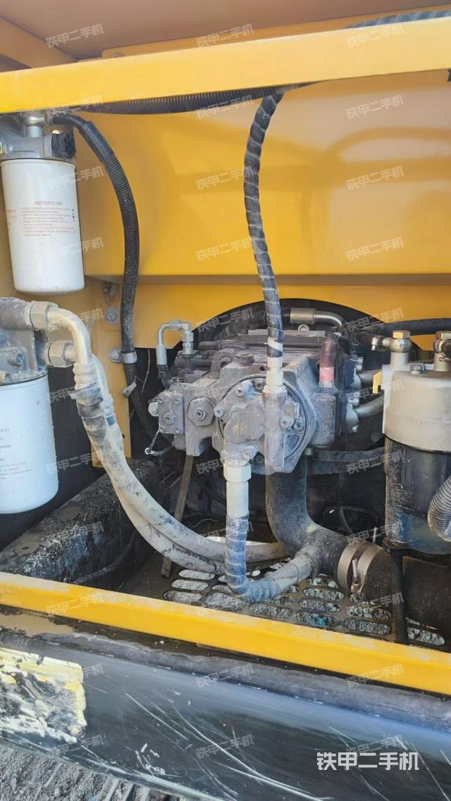 液壓泵艙室正面整體(整機(jī)外觀) 液壓泵艙室正面整體(整機(jī)外觀)