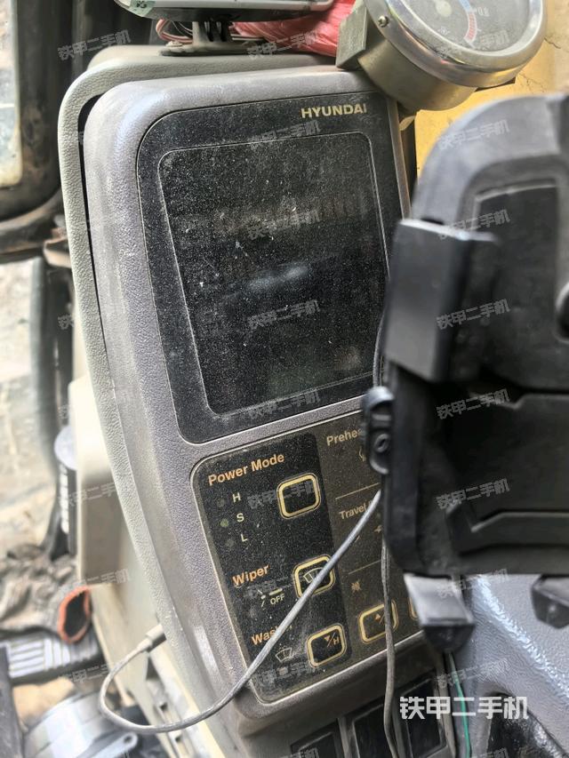 行走控制手柄和踏板?俯拍(駕駛室部分) 行走控制手柄和踏板?俯拍(駕駛室部分)