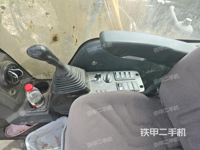 座椅右侧控制台/钥匙门/油门/含右手柄(驾驶室部分) 座椅右侧控制台/钥匙门/油门/含右手柄(驾驶室部分)