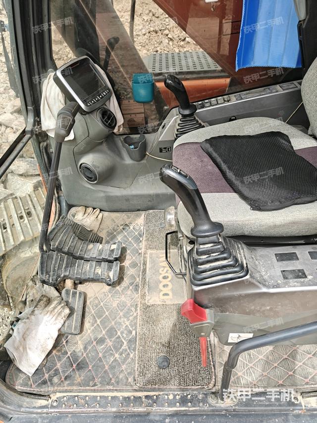 座椅右侧控制台/钥匙门/油门/含右手柄（驾驶室部分）