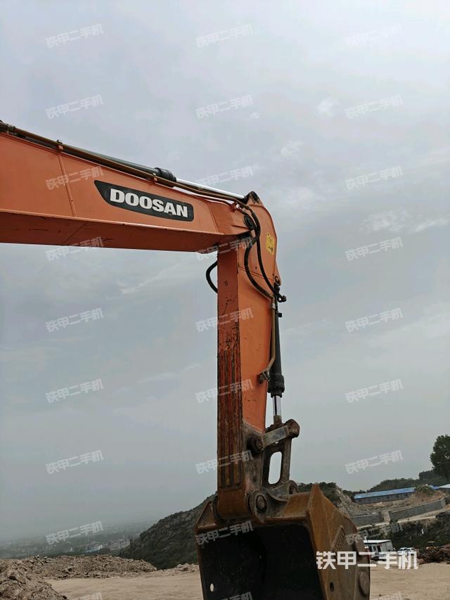 大臂油缸整体 竖拍（工作和回转装置）