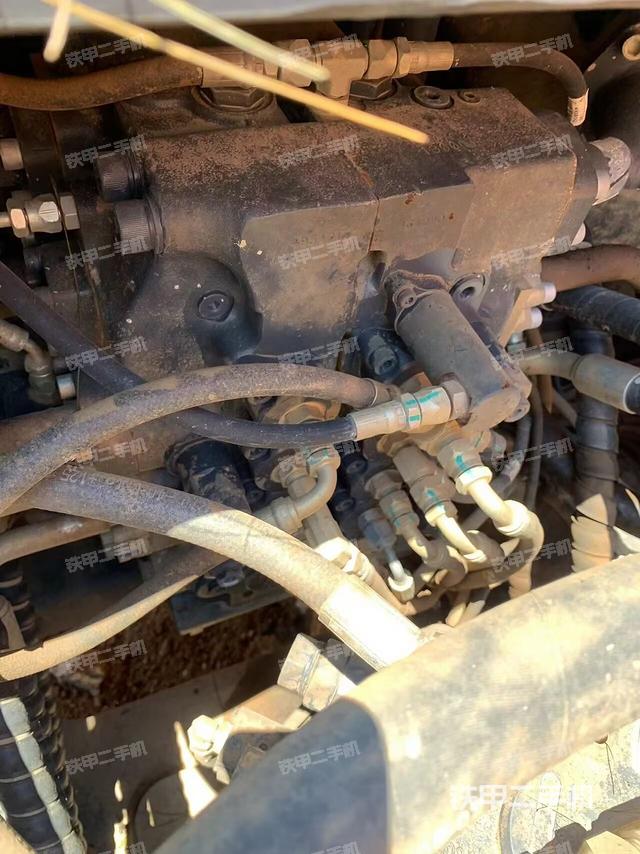 回轉馬達和主控閥(整機外觀) 回轉馬達和主控閥(整機外觀)