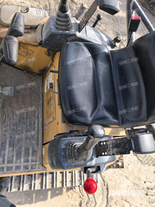 駕駛室頂部(整機(jī)外觀) 駕駛室頂部(整機(jī)外觀)