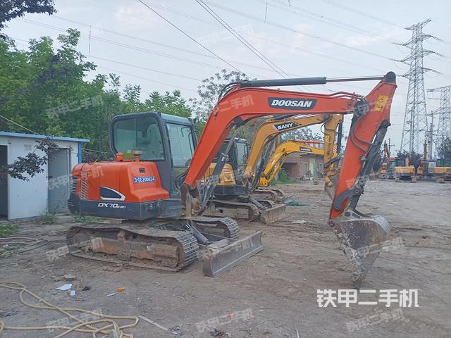 駕駛室頂部(整機(jī)外觀) 駕駛室頂部(整機(jī)外觀)