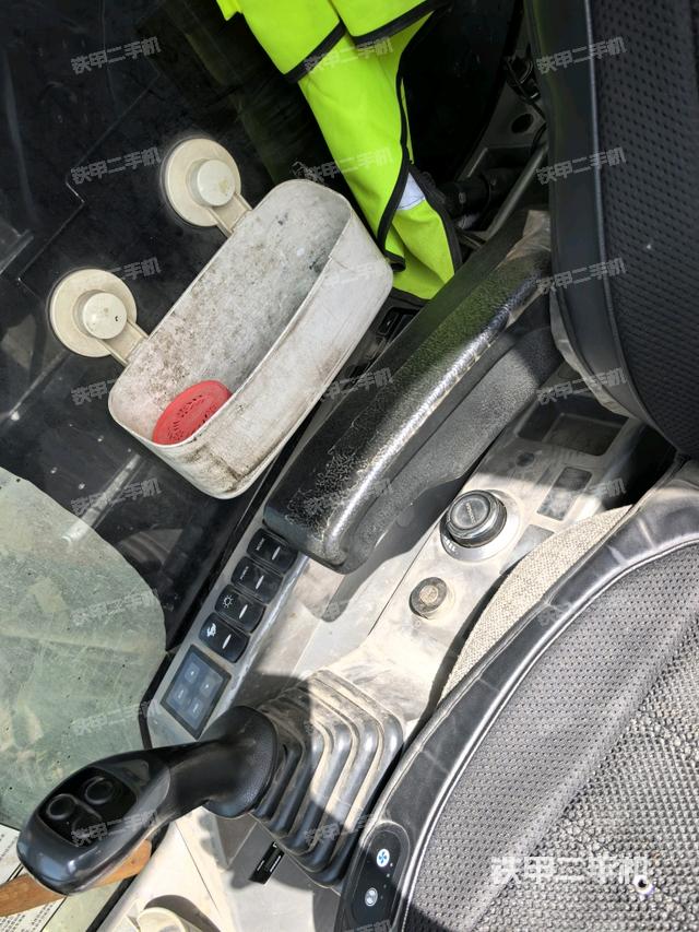 座椅左側(cè)控制臺/音響/含左手柄(駕駛室部分) 座椅左側(cè)控制臺/音響/含左手柄(駕駛室部分)