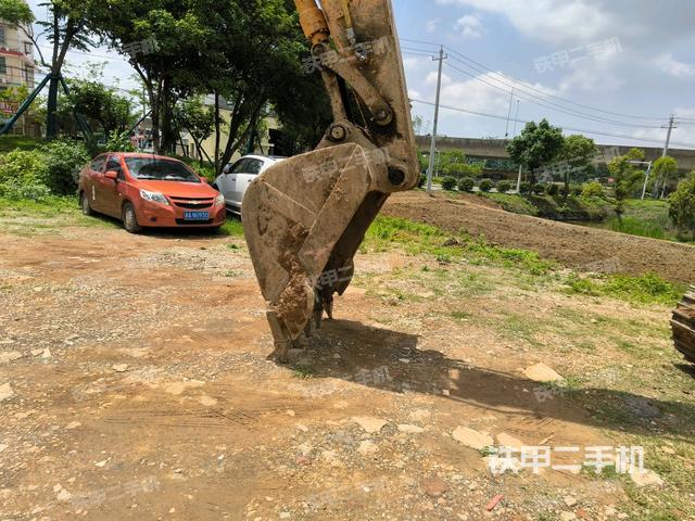大臂背部俯視(工作和回轉(zhuǎn)裝置) 大臂背部俯視(工作和回轉(zhuǎn)裝置)