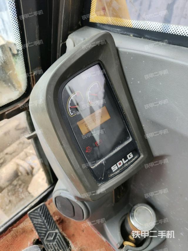 驾驶室正侧(驾驶室部分)  驾驶室正侧(驾驶室部分)