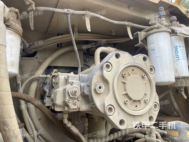 液壓泵艙室正面整體（整機外觀）