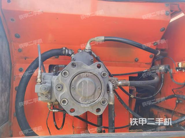 液壓泵艙室正面整體(整機(jī)外觀) 液壓泵艙室正面整體(整機(jī)外觀)