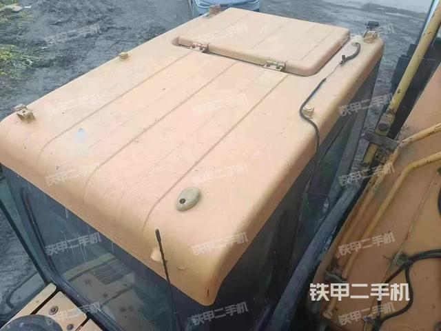 駕駛室頂部(整機(jī)外觀) 駕駛室頂部(整機(jī)外觀)
