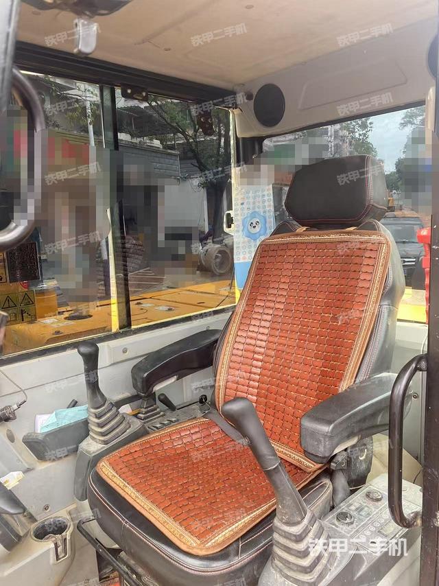 駕駛室整體(整機(jī)外觀) 駕駛室整體(整機(jī)外觀)