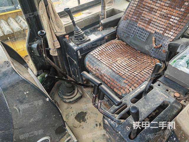 駕駛室操作臺(設(shè)備外觀及核心部件) 駕駛室操作臺(設(shè)備外觀及核心部件)